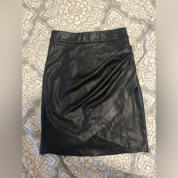 Scrunched wrapped vegan leather skirt - Picture 2 of 2